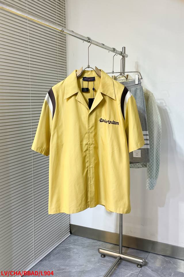 l904 Lv Tyler 联名新款 这款学院风复古风格的保龄球衬衫体现了该系列与 Tyler 的合作以及他欢快的独特审美。温暖的蛋黄色调在肩部饰有对比鲜明的针