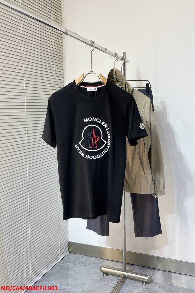 l901 Mo 蒙口25Ss新工艺Logo纯棉质阔版圆领男士短袖T恤，新季新推系列将标识巧妙融入设计，塑就一系列充满复古风情的运动风单品。在这款百搭T恤上，带着