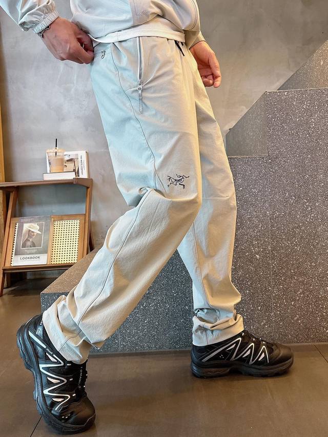 2025春夏款Arc'teryx始祖鸟 Gamma Lt 男子 鸟家户外运动休闲冲锋裤 专业研发的科技导湿速干面料， 面料在纺织过程中加入经纬状分布的“筋络”更