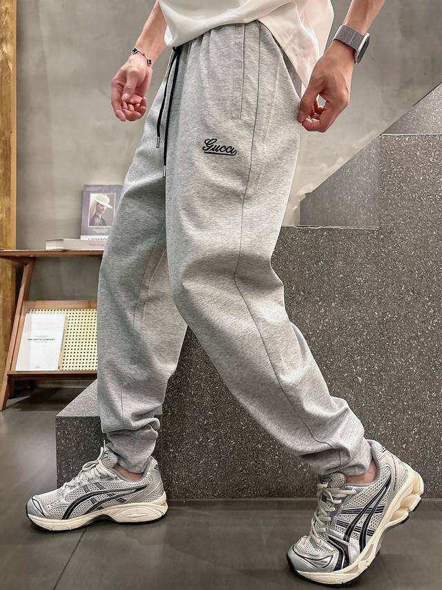gucci 2025夏季新款铜氨丝莫代尔空气层休闲卫裤，裤身上刺绣标志性品牌标识，客供定制品牌刻印五金配件，彰显品牌格调，100%进口面料精心打造，柔软舒适透气