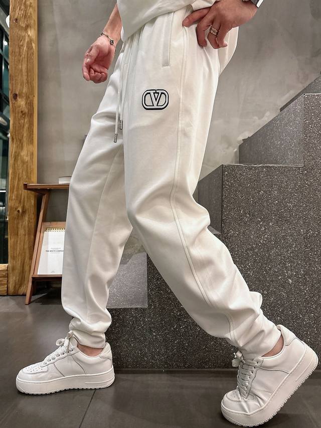华伦天奴 2025夏季新款铜氨丝莫代尔空气层休闲卫裤，裤身上刺绣标志性品牌标识，客供定制品牌刻印五金配件，彰显品牌格调，100%进口面料精心打造，柔软舒适透气，