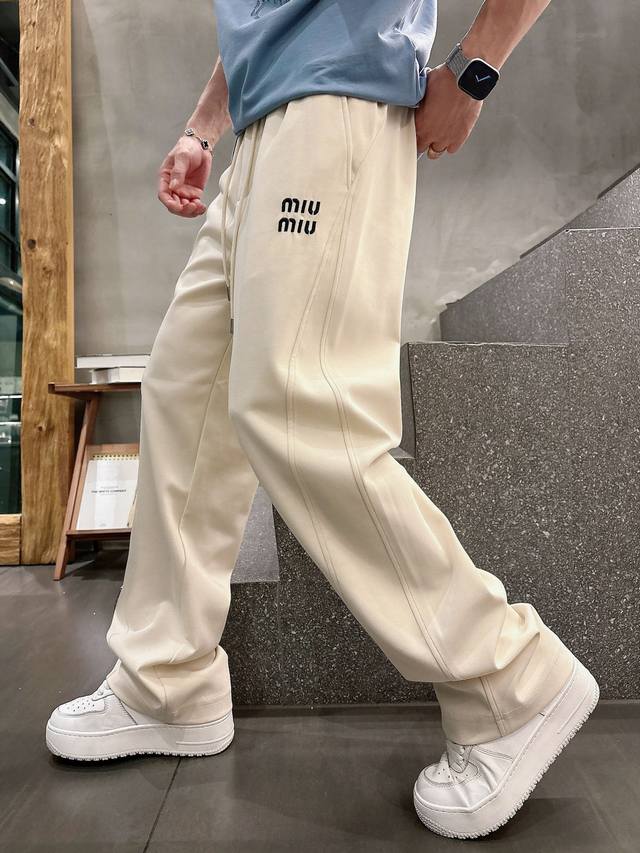 miu# 2025 铜氨丝莫代尔空气层春夏休闲裤子 美学的焕新诠释,演绎浓郁的格调型时尚风范,细节感和设计感强悍.经典品牌标识做为色彩搭配,演绎经典的品牌时尚,