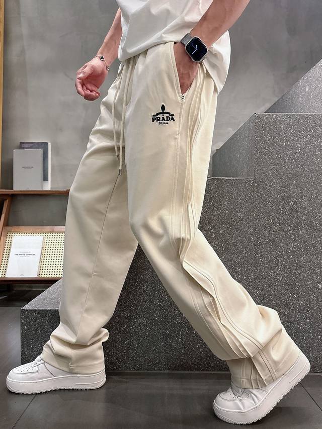 pd# 2025 铜氨丝莫代尔空气层春夏休闲裤子 美学的焕新诠释,演绎浓郁的格调型时尚风范,细节感和设计感强悍.经典品牌标识做为色彩搭配,演绎经典的品牌时尚,为