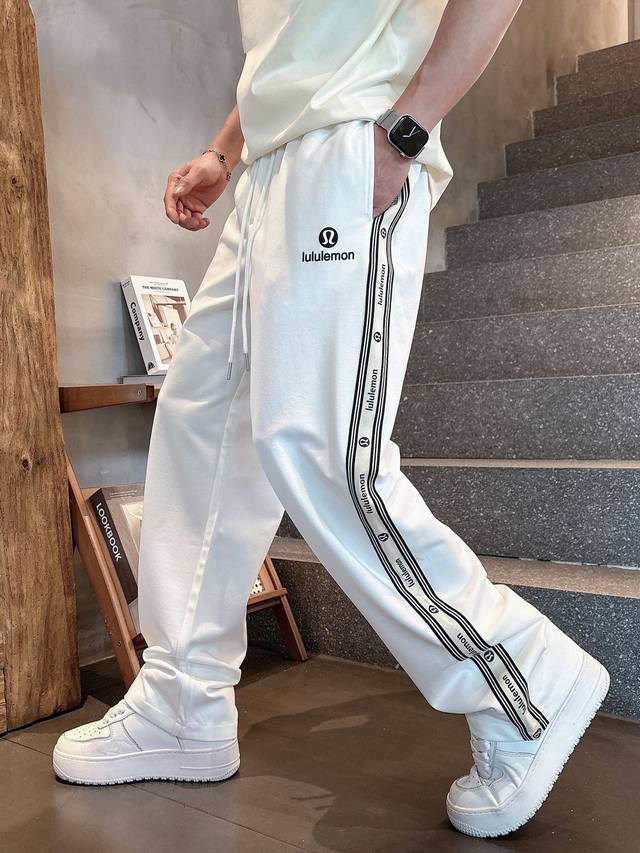 lulu# 2025 铜氨丝莫代尔空气层春夏休闲裤子 美学的焕新诠释,演绎浓郁的格调型时尚风范,细节感和设计感强悍.经典品牌标识做为色彩搭配,演绎经典的品牌时尚