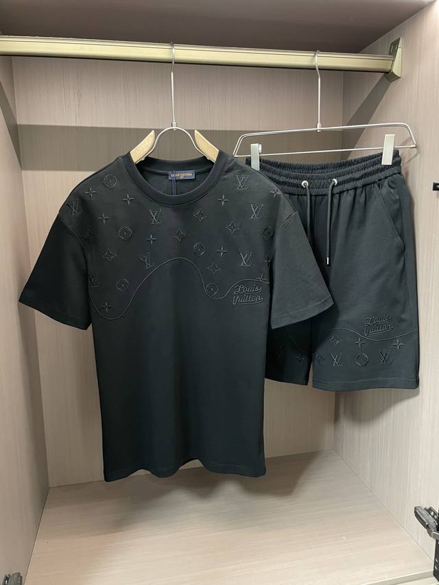lv 5S 春夏新款套装 时尚休闲 品牌经典Logo ，舒适度极好，手触感强烈。辨识度极高 定制进口面料 色泽清新 做工精细 ～上身超赞 码数 M 3Xl