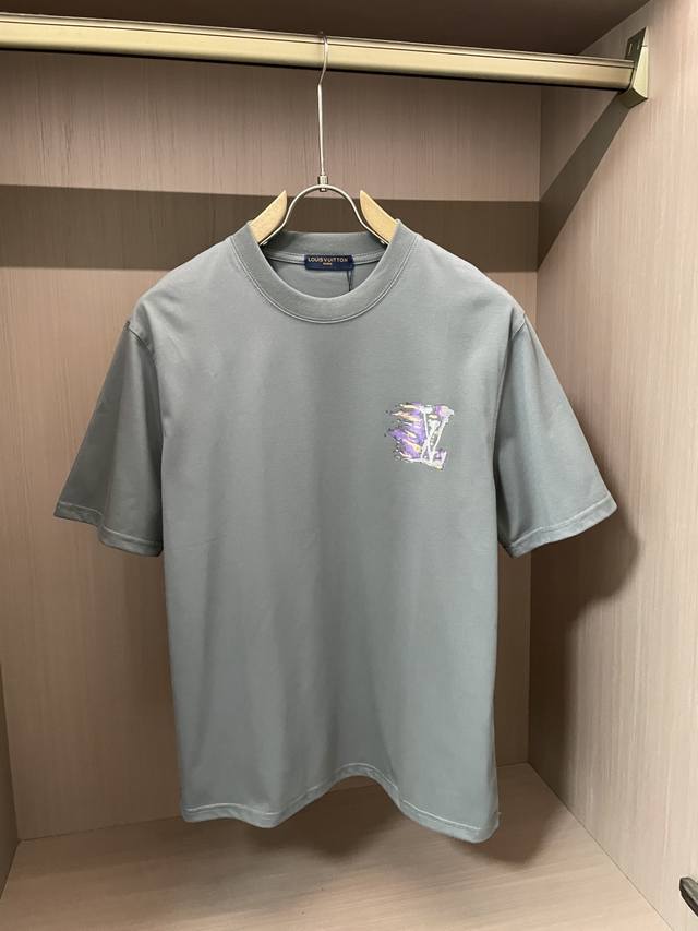lv 2025新款 圆领 短袖 T恤 高端版本！专柜定制面料 透气舒适度高，细节无可挑剔，品牌元素设计理念，体现高品质。手感细腻柔软！呈现休闲裁剪，上身版型超赞