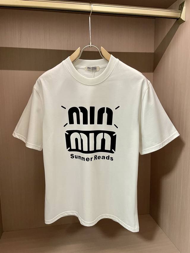 miumiu 2025新款 圆领 短袖 T恤 高端版本！专柜定制面料 透气舒适度高，细节无可挑剔，品牌元素设计理念，体现高品质。手感细腻柔软！呈现休闲裁剪，上身