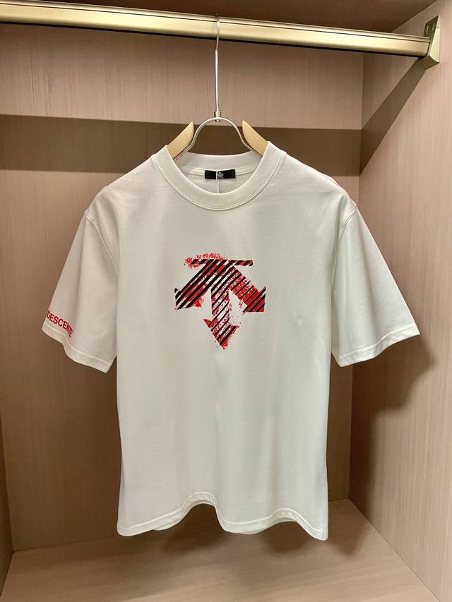 迪桑特 2025新款 圆领 短袖 T恤 高端版本！专柜定制面料 透气舒适度高，细节无可挑剔，品牌元素设计理念，体现高品质。手感细腻柔软！呈现休闲裁剪，上身版型超