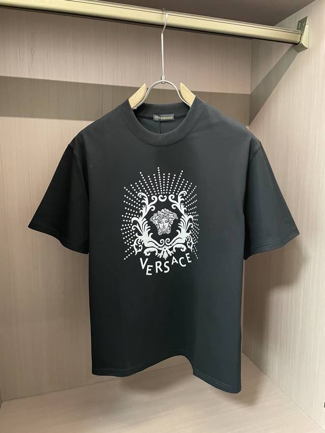 范思哲 2025新款 圆领 短袖 T恤 高端版本！专柜定制面料 透气舒适度高，细节无可挑剔，品牌元素设计理念，体现高品质。手感细腻柔软！呈现休闲裁剪，上身版型超