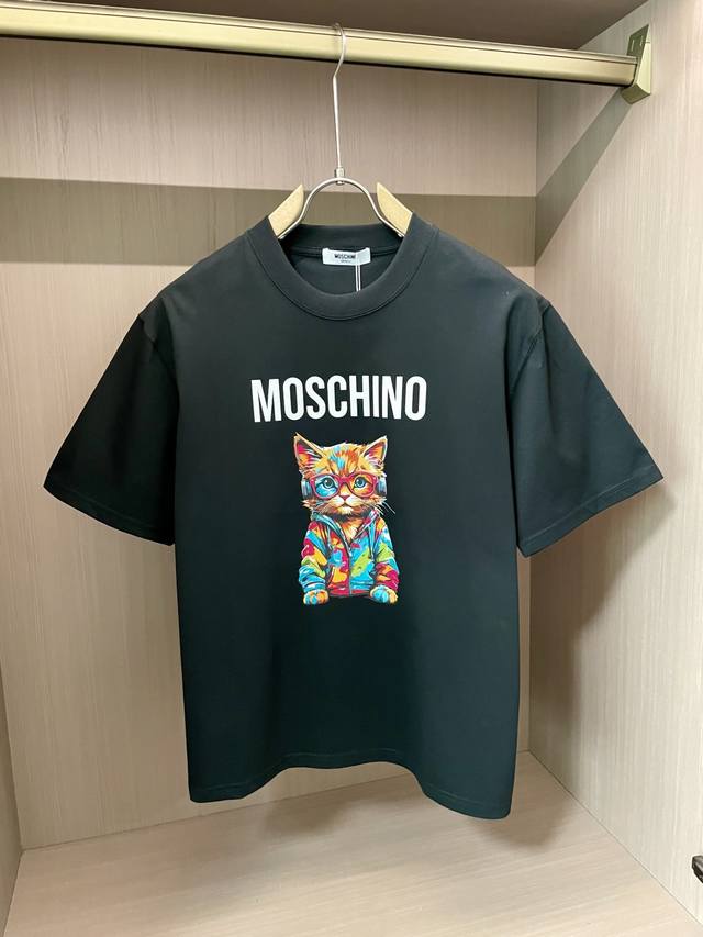 mos 2025新款 圆领 短袖 T恤 高端版本！专柜定制面料 透气舒适度高，细节无可挑剔，品牌元素设计理念，体现高品质。手感细腻柔软！呈现休闲裁剪，上身版型超