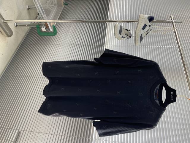 驴牌 25Ss新款短袖圆领衫取材细腻棉布，以莹泽纱线刺绣全幅 1V Blason 图案。可轻松融入休闲或正式造型，成就换季时节的经典佳选。 码数：S.M.L.X