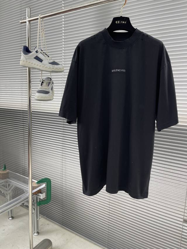balenciag Back烫钻短袖 采用230克高支紧密潮牌棉 以及配套1*1 320克十字罗纹 手感柔软 舒适贴肤 饰以Balenciaga Back烫钻标