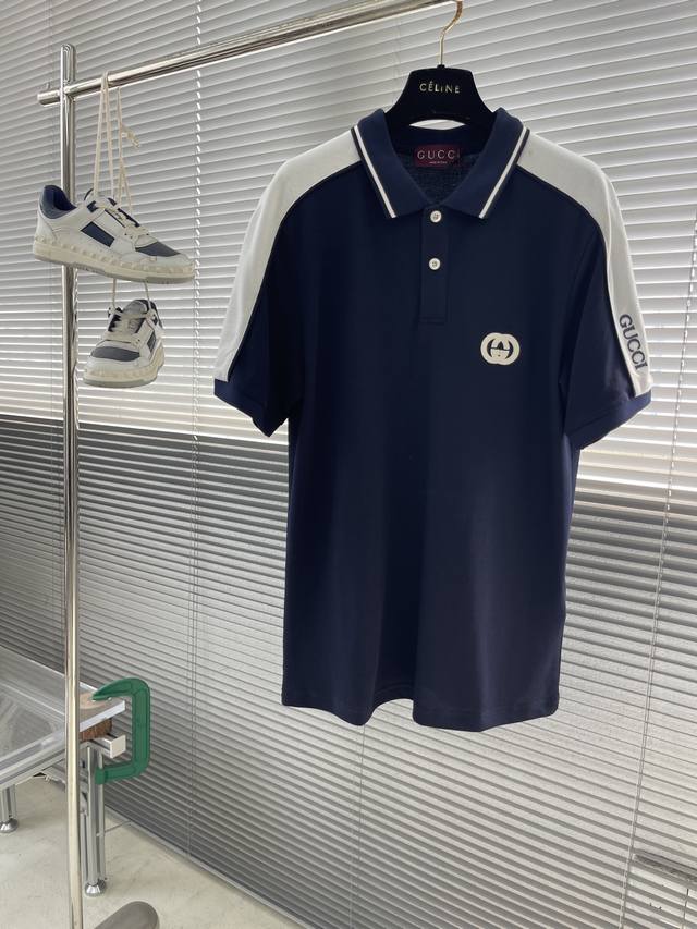 gucc 商务休闲通勤款,渠道精品唯美主义的英式裁剪艺术尽显男士魅力风采. 25春夏 专属标识Polo衫短袖T恤 经典的翻领裁剪工艺从未停止.既不单调也不复杂,