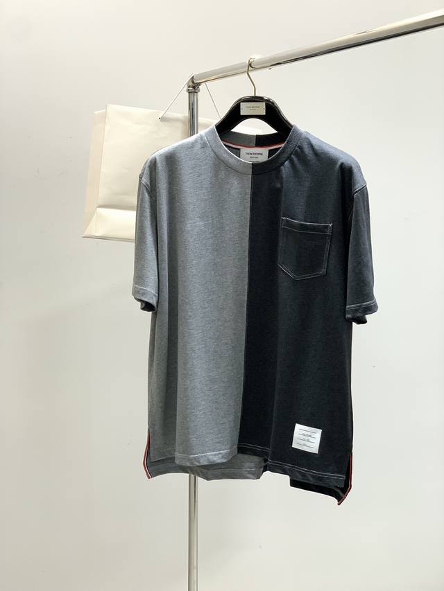 thom Browne 汤姆 布朗 ，2025夏季最新品，时尚休闲圆领短袖T恤，专柜同步有售，原单狠货，采用进口原版面料，舒适度极佳，顶级印花工艺字母图案Log