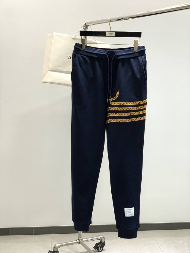 thom Browne 汤姆 布朗 ，2025春季最新品，时尚休闲卫裤，专柜同步有售，原单狠货，采用进口原版面料，舒适度极佳，顶级刺绣工艺字母图案Logo，原版