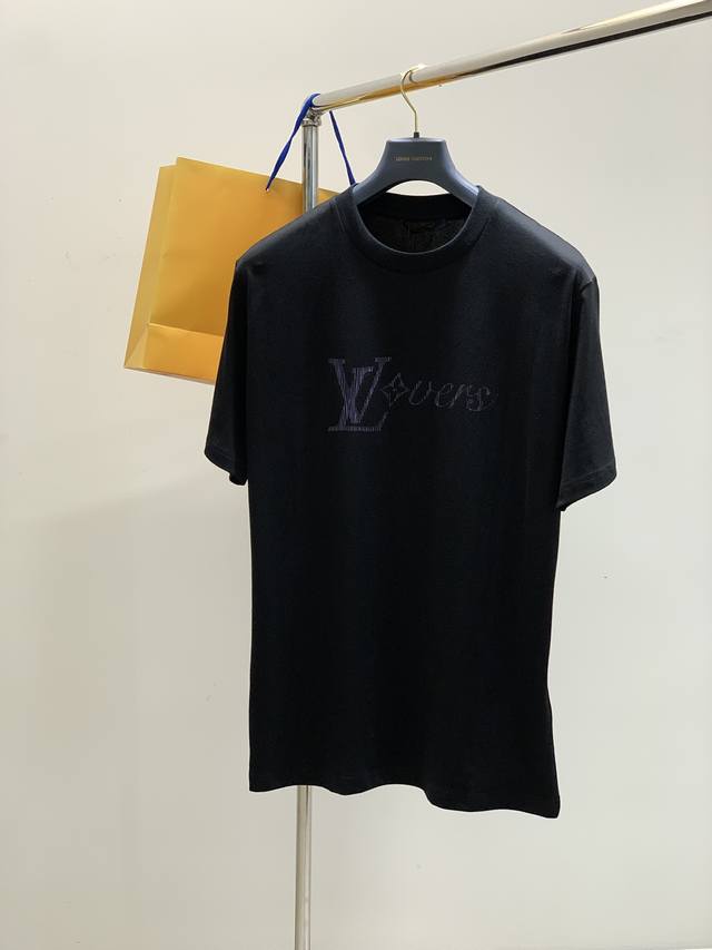 louisvuitton 路易威登，2025夏季最新款，专柜同步有售，原单狠货，时尚休闲圆领短袖T恤，上身很有特点！吸睛而有亮点，进口原版面料，顶级印花工艺字母