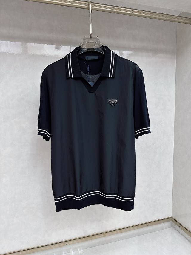 普拉达 2025Ss新款春夏短袖翻领T恤Polo，最高版本客供定制高端朱地面料简单时尚款，螺纹拼色螺纹配色超级好看！胸前刺绣经典Logo简单大方的款式！满满的高