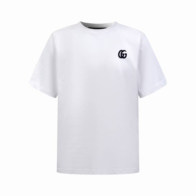 gucci 双G刺绣短袖 定制绮梦四季绒棉 细腻柔软 舒适贴肤 以纯粹之白为底色 深邃蓝调双G刺绣于洁白之上跃动 勾勒出古驰标志性的符号 尽显高雅风范 成为行走