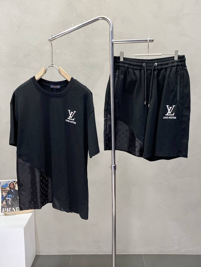 louis Vuitton路易威登独家专供春夏新款专柜同款套装，透气舒适休闲！高级感满满！细节精致高档，做工无可挑剔！原版高端面料很显高级！面料柔软细腻舒适 吸