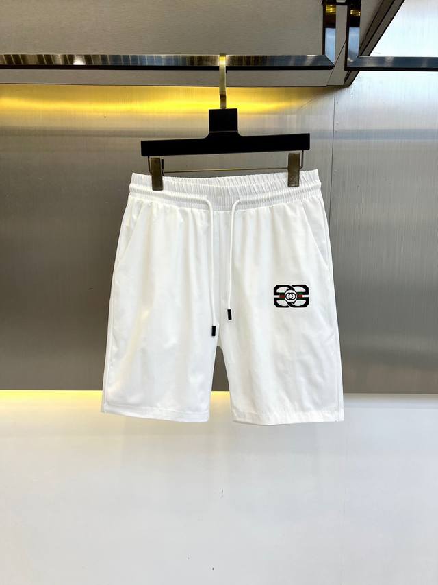 gucc古驰、25S新款夏季休闲短裤！抽绳刺绣Logo设计.简单高级.进口高密棉订制埃及棉面料，手感轻薄透气.舒适感满满.原厂五金质感满满.高级感强！整体视觉简