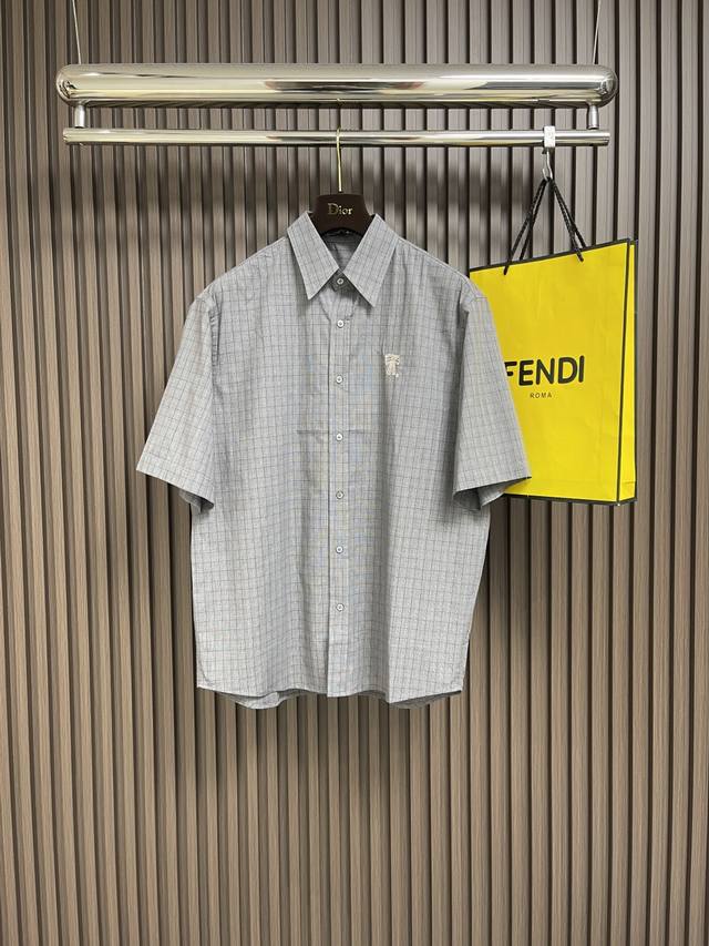 acne Studios 格纹短袖衬衫，此款纽扣衬衫采用格纹图案，宽松松版型，长度及臀。胸前蝴蝶结刺绣细节，纽扣开合。尺码：S-Xl