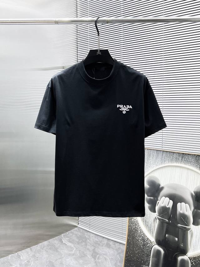 普拉达 Prada 2025Ss新款 半袖 体恤 短袖 圆领T恤，高端版本！专柜定制面料 透气舒适度高，细节无可挑剔，品牌元素设计理念，体现高品质。手感细腻柔软