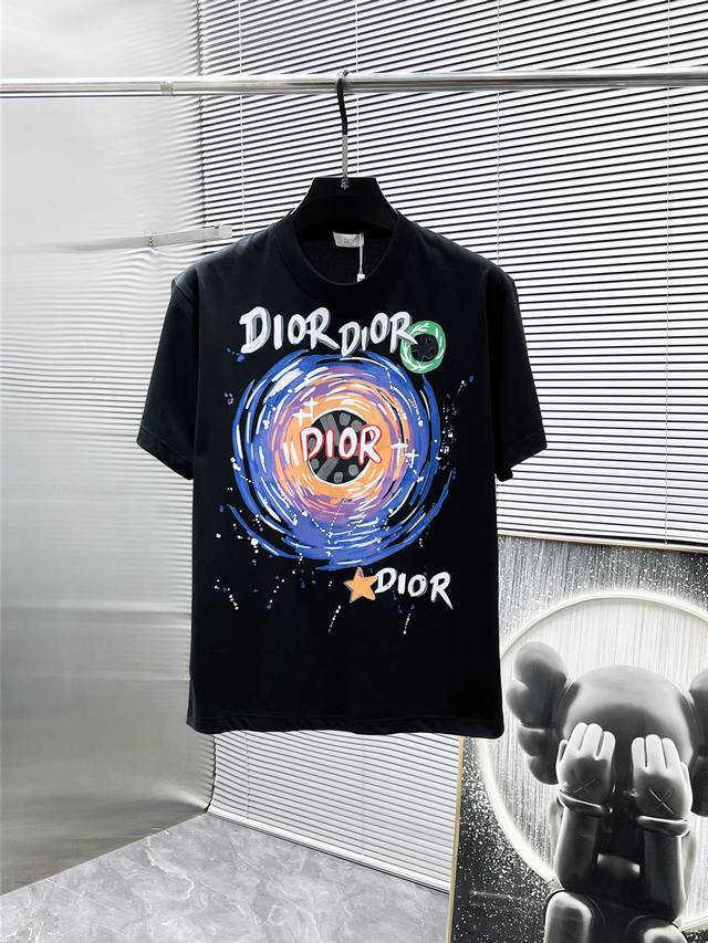迪奥 Dior 2025Ss新款 半袖 体恤 短袖 圆领T恤，高端版本！专柜定制面料 透气舒适度高，细节无可挑剔，品牌元素设计理念，体现高品质。手感细腻柔软！呈