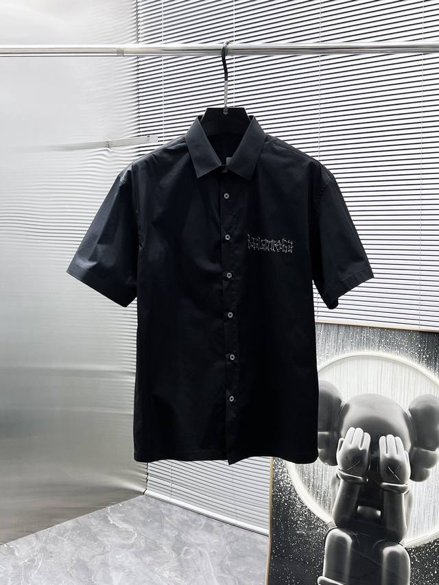 巴黎世家 2025Ss新款男士短袖袖 衬衫 衬衣，高端版本！专柜定制面料 透气舒适度高，细节无可挑剔，品牌元素设计理念，体现高品质。手感细腻柔软！呈现休闲裁剪，