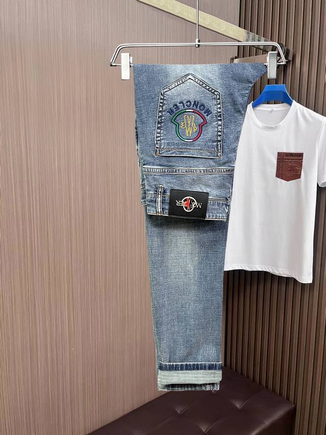 主推.长期有货 蒙口 高品质 官网高端新品原单少数帅爆牛仔裤，百分百原单 百搭神器！今年最新流行的风格设计款式，采用进口棉花制作成的单宁布，上身舒适，剪裁设计挺