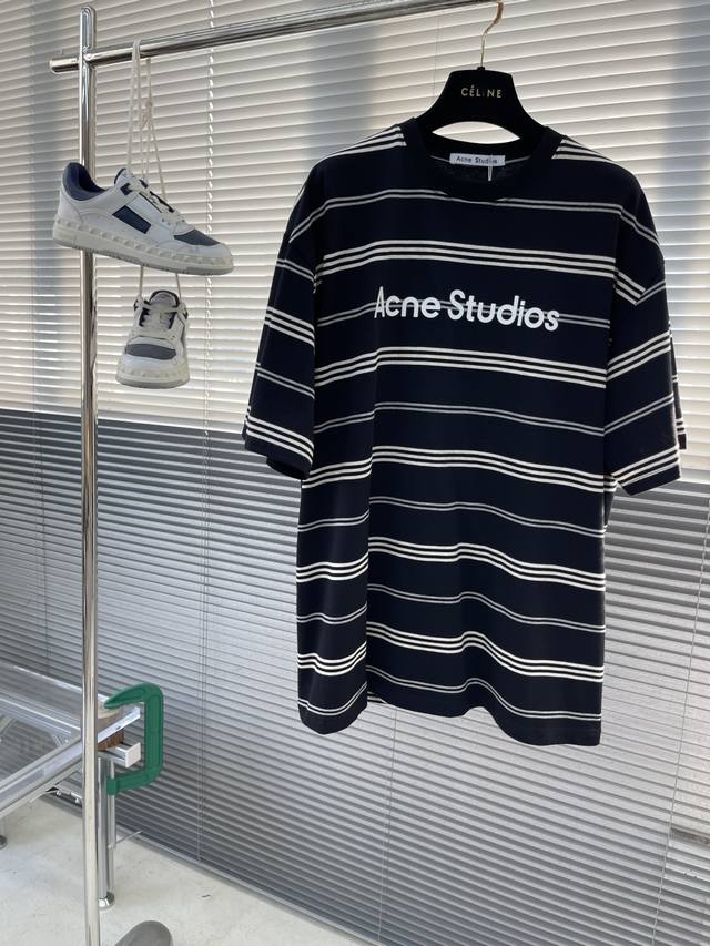 acne Studio 25Ss新款条纹短袖T恤 面料选用优质精密平纹棉质，摸起来超级舒服穿上身超级透气，早春必备单品。 条纹图案超级吸睛，让人一眼爱上 时髦感