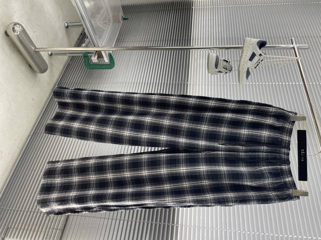 balenciag 25Ss 拼接格子裤 定织定染色织格子面料，采用高支精纺纱线，通过双色经纬纱线精密交织形成立体格纹，纱线配比与张力需严格把控以确保格纹均匀性