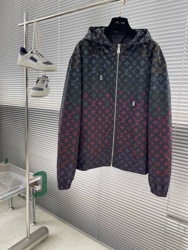 驴牌 25Ss新款连帽防风夹克选用轻盈科技面料，为全幅 Monogram 印花渲染微妙渐变效果，可轻松驾驭季节变迁。抽绳端头密镶璀璨莱茵石，与宛若珠宝的 Mon