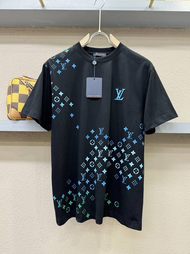 lv路易威登2025款新品短袖！原版定制面料，手感柔软。顶级进口私货，时尚设计潮流短袖，不失奢华 品质毋庸置疑 上身效果超赞，奢华官网同款！尺码：S-Xxl