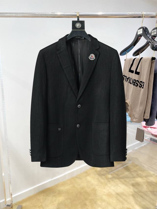 蒙口 2025新品时尚男士西服贸易公司渠道货，人气极高的一款单品。通体的造型颇具设计感，在视觉方面足矣吸引眼球完美诠释了品牌的特质及灵魂所在。客供进口顶级面料质