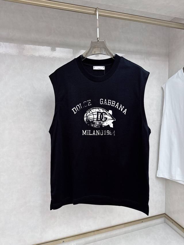 直 品牌 D&G杜嘉班纳 2025夏季新品背心T袖 经典简约款式 任何人都可以轻松驾驶 进口定制丝光棉面料 手软舒适有型 吸汗透气 ，胸前经典品牌字母Logo设