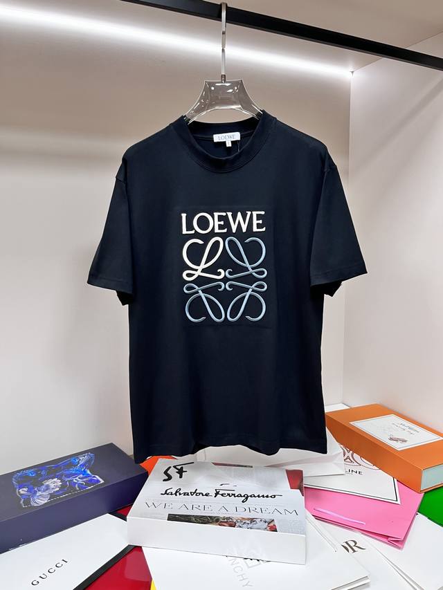 主推 Loewe 独家专供春季新款罗意威时尚休闲圆领短袖，纯棉面料原单工艺高端欧版原单T恤，潮流时尚休闲半袖 透气舒适度高，细节无可挑剔，品牌元素设计理念，体现