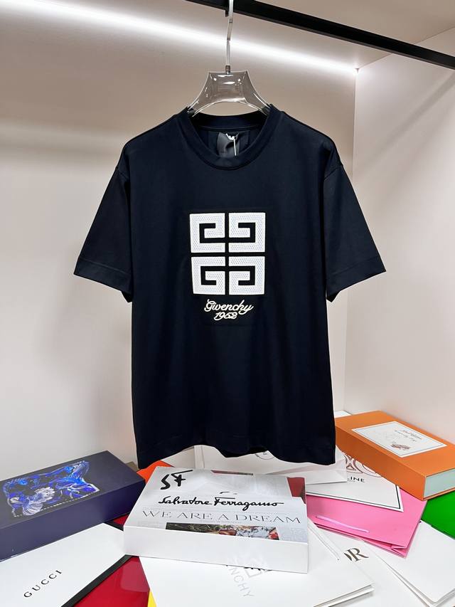 主推 Givenchy 独家专供春季新款纪梵希时尚休闲圆领短袖，纯棉面料原单工艺高端欧版原单T恤，潮流时尚休闲半袖 透气舒适度高，细节无可挑剔，品牌元素设计理念