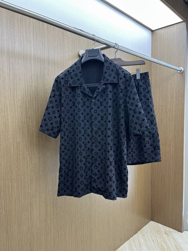 套 Lv 2570春夏官网新款男士休闲户外运动套装 高定专柜面料 透气舒适度高，细节无可挑剔，品牌元素设计理念，做工考究工艺复杂，专业代购级体现高品质。Lz手感