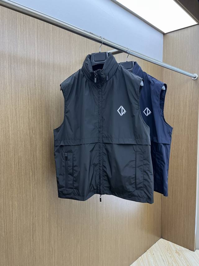 cd 2570春夏官网新款男士连帽马甲外套 高定专柜面料 透气舒适度高，细节无可挑剔，品牌元素设计理念，做工考究工艺复杂，专业代购级体现高品质。Lz手感细腻柔软