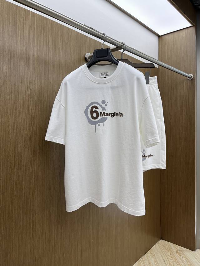 新款 套 Mm6 2570春夏最新款休闲短裤短袖套装，男女款 贸易公司渠道稀出，同步官网发售！基本每一季都会有它的背影所在，期待着所有潮男潮女们的演绎！此款选用