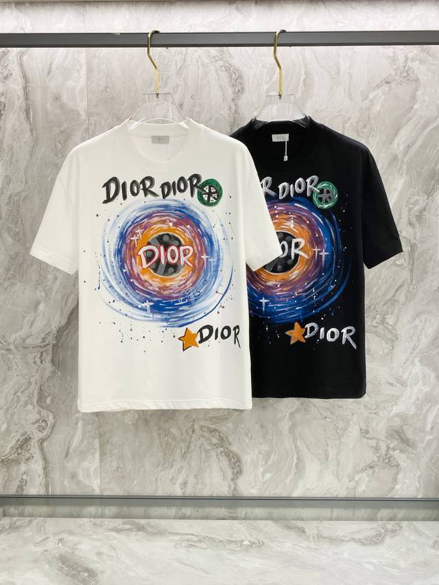 ss夏季新款手绘短袖T恤！专柜同步，每一件都是纯手工画制而成.独特的Logo 个性艺术系列全网独家首发 百搭款细节处理完美240克纯棉面料十分精致 原版面料 网