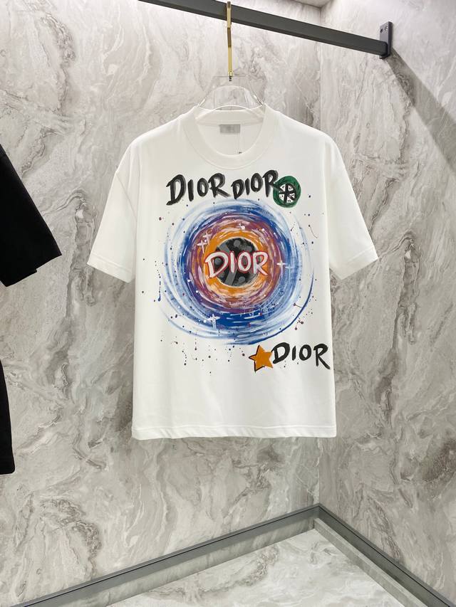 迪奥25Ss夏季新款手绘短袖T恤！专柜同步，每一件都是纯手工画制而成.独特的Logo 个性艺术系列全网独家首发 百搭款细节处理完美240克纯棉面料十分精致 原版