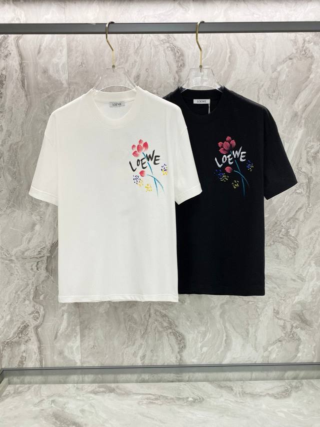 罗意威25Ss夏季新款手绘短袖T恤！专柜同步，每一件都是纯手工画制而成.独特的Logo 个性艺术系列全网独家首发 百搭款细节处理完美240克纯棉面料十分精致 原