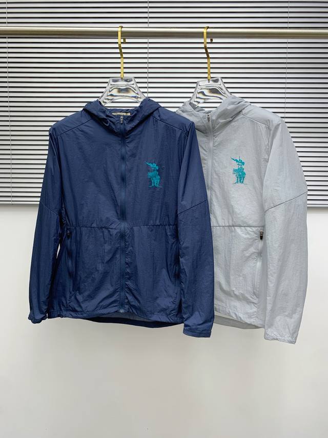 新品 巴宝莉渠道精品.2025Ss春夏新款运动服夹克防晒服外套！防晒衣经典之余增添了与时俱进的时尚感,型男靓女的最佳选择.新型轻量绢丝纤维尼龙面料,轻盈透气,绗