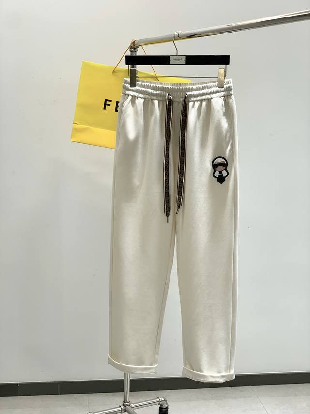 fendi 芬迪，2025春季最新品，专柜同步有售，原单狠货，时尚休闲裤，进口原版面料，独特设计，上身舒适透气，顶级刺绣工艺字母图案装饰Logo，原版五金辅料装
