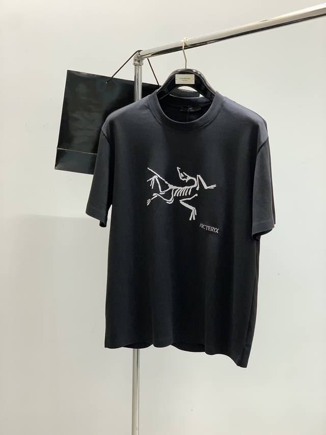 arcteryx 始祖鸟，2025夏季Aw新品，时尚休闲圆领短袖T恤，专柜同步有售，原单狠货，进口原版面料，工艺极度复杂，视觉相当雅致时髦，高贵而优雅，从主体面