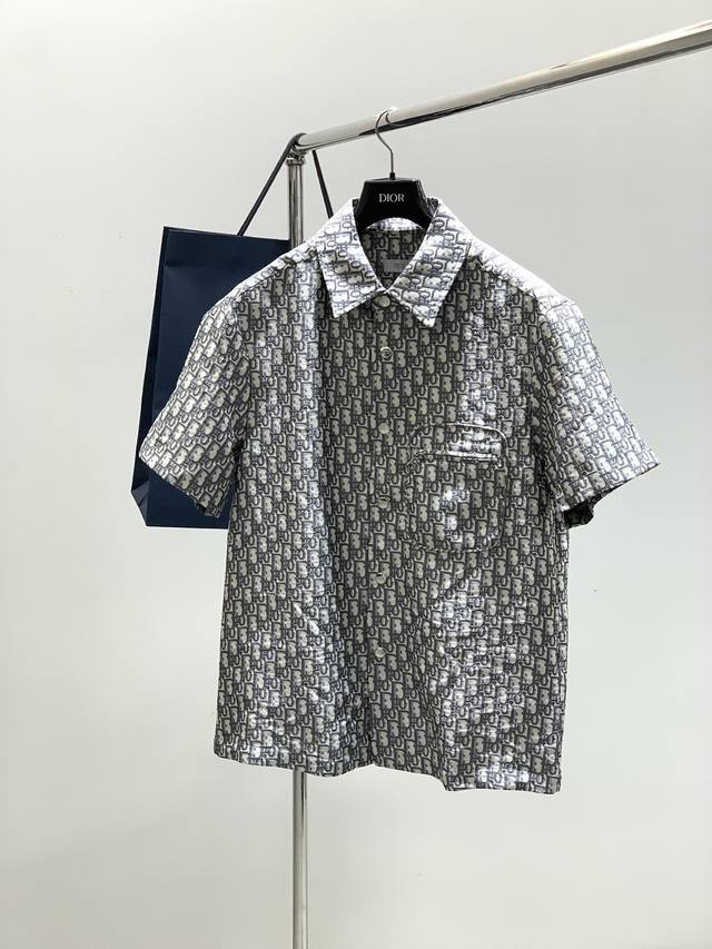 一套 ，Dior 迪奥， 2025夏季新品，专柜同步有售，简约时尚休闲短袖套装，原版进口面料，舒适透气，顶级提花工艺字母图案Logo，原版五金辅料装饰，档次极高