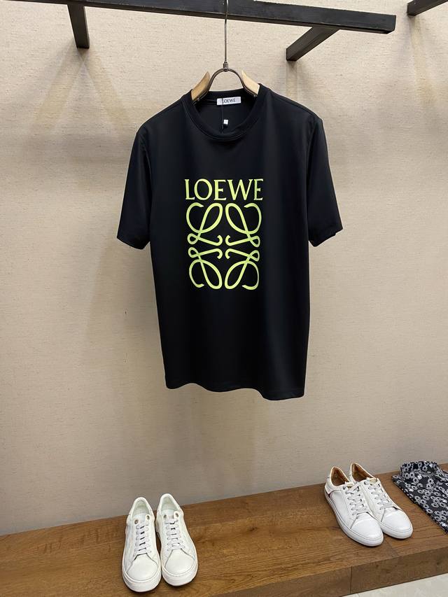 loewe、撞色大Logo印花情侣款短袖T恤 正面极具辨识度的大字母印花，是Loe**标志性元素，张扬而醒目，巧妙融合了品牌经典与现代时尚。独特的设计，打破单调