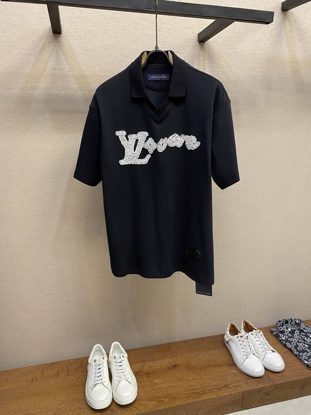 lv 夏装新款珠地小V领Polo衫 Logo手工穿珠字母 下摆Logo识标饰 宽松版型 透气舒适 男女同款 尺码：S-Xl