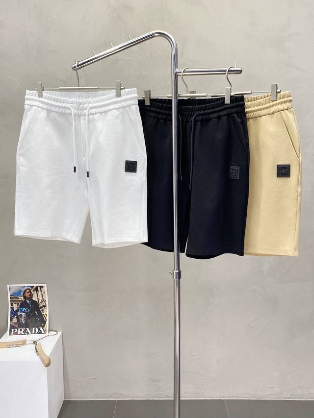 loewe罗意威独家专供新款短裤高端版本！专柜定制面料 透气舒适度高，细节无可挑剔，品牌元素设计理念，体现高品质。手感细腻柔软！呈现休闲裁剪，上身版型超赞！码数